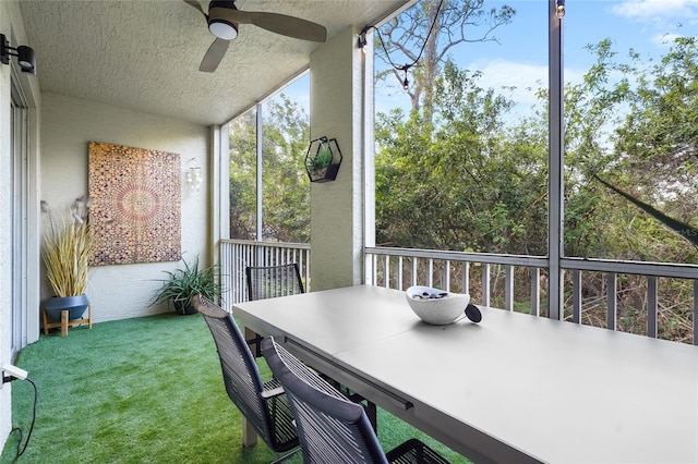 sunroom with ceiling fan