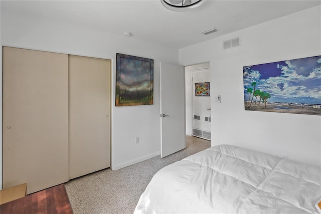 bedroom featuring carpet flooring and a closet