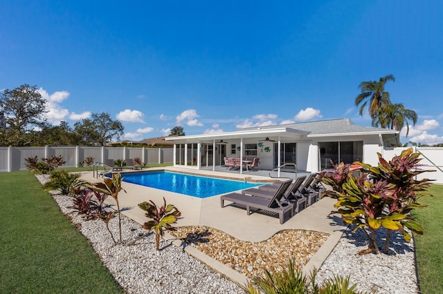 view of swimming pool with a patio and ceiling fan