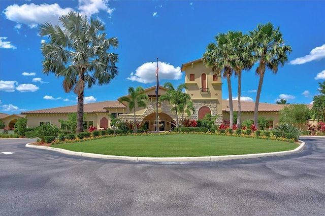 view of front of home with a front lawn