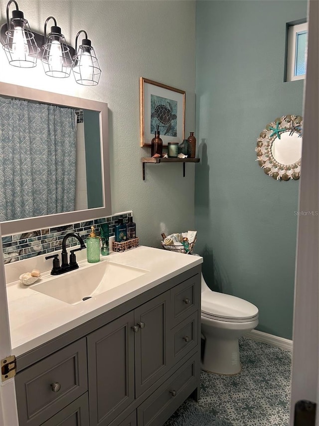 full bath with curtained shower, toilet, vanity, baseboards, and decorative backsplash