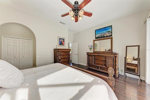 bedroom with dark hardwood / wood-style flooring, a closet, and ceiling fan