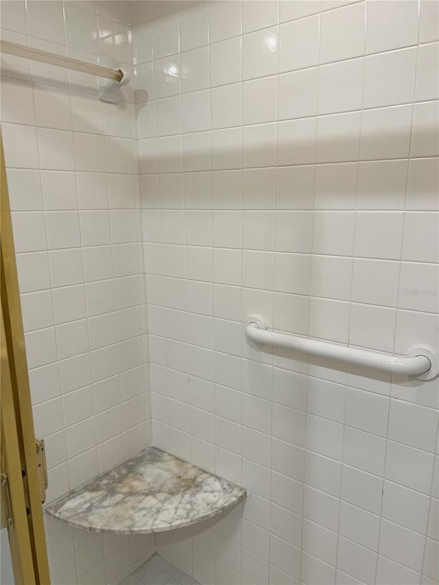 bathroom featuring a tile shower