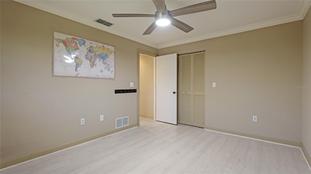 unfurnished bedroom with a closet, light hardwood / wood-style floors, ceiling fan, and ornamental molding