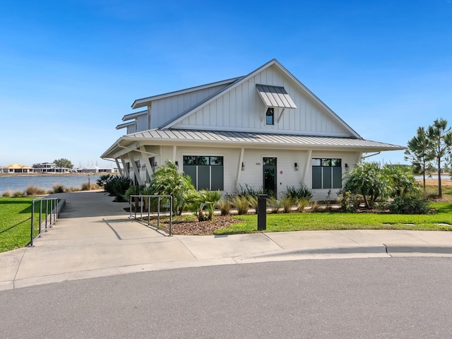 view of front facade with a front yard