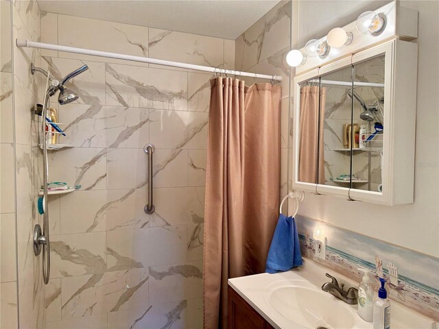 bathroom featuring a shower with curtain and vanity