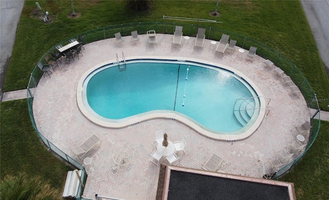 view of swimming pool