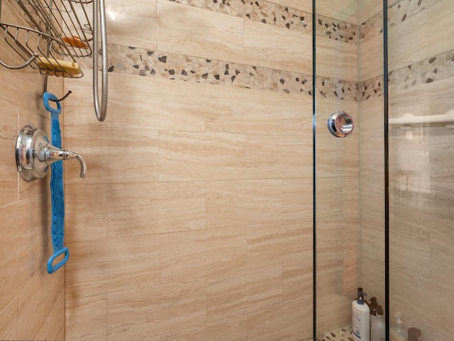 bathroom featuring tiled shower