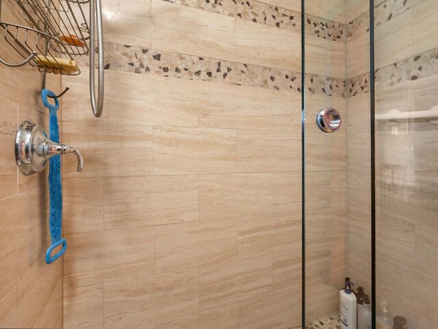 3888 Shady Brook Ln, Sarasota, FL 34243 - bathroom featuring a tile shower