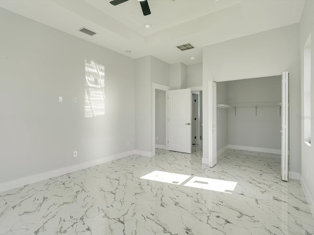 unfurnished bedroom with ceiling fan and a closet