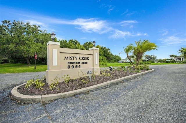 community / neighborhood sign featuring a yard