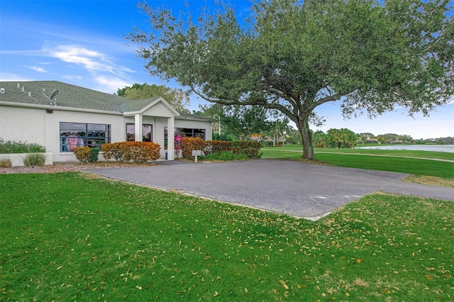 view of front of property featuring a front lawn