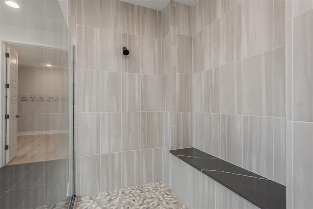 bathroom featuring a tile shower