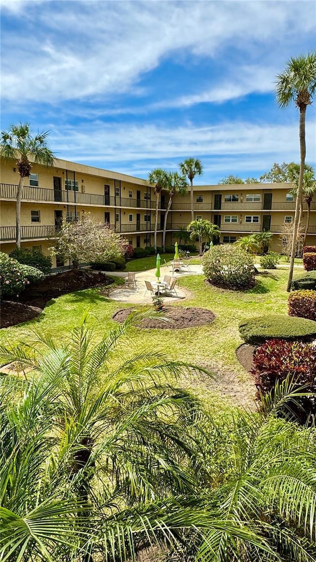 view of property's community featuring a yard