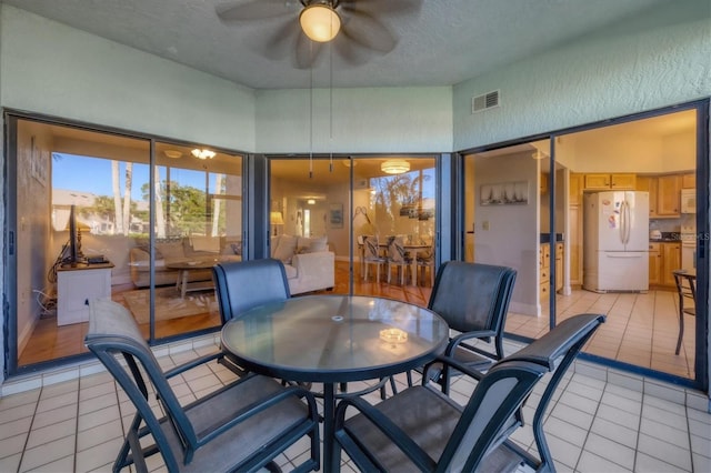 sunroom with ceiling fan