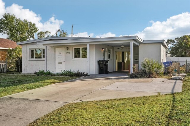 view of front facade featuring a front yard and a carport