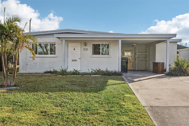 view of front of home with a carport and a front yard