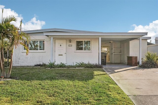 view of front facade featuring a carport and a front lawn