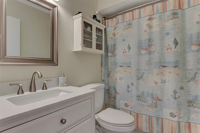 bathroom featuring a shower with curtain, vanity, and toilet