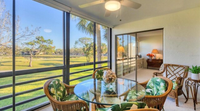 sunroom with ceiling fan