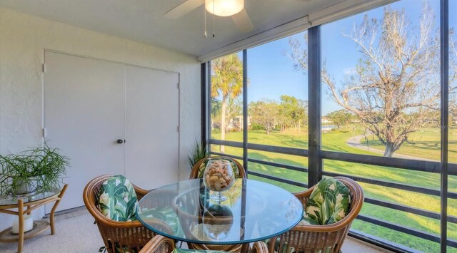 sunroom with ceiling fan