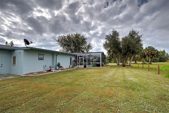 view of yard featuring a lanai