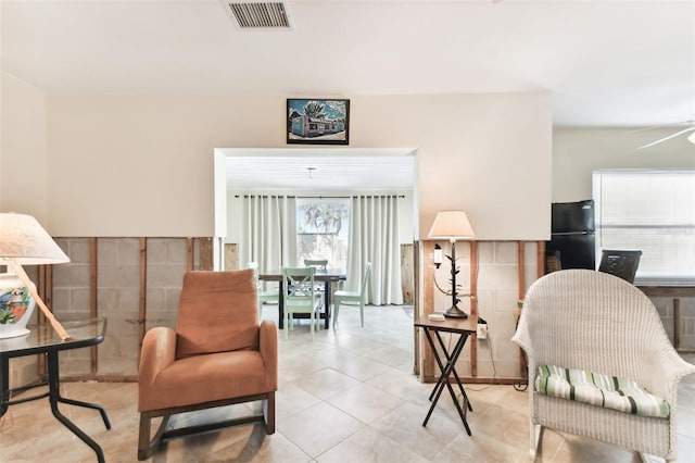 living area featuring ceiling fan