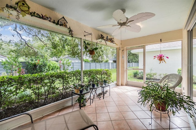 sunroom with ceiling fan