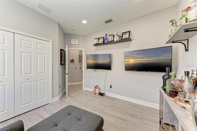 living area featuring light wood-style flooring, recessed lighting, baseboards, and visible vents