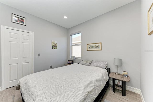 bedroom with baseboards, a closet, light wood finished floors, and recessed lighting