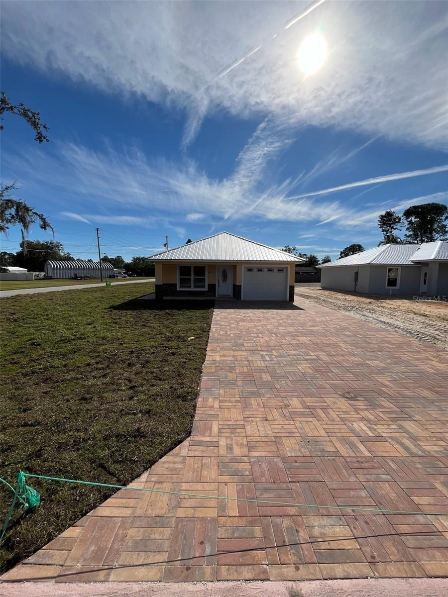 view of front of property featuring a front lawn