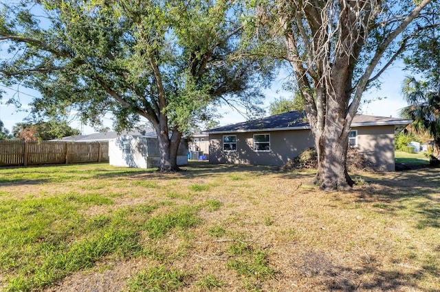 view of yard with a storage shed