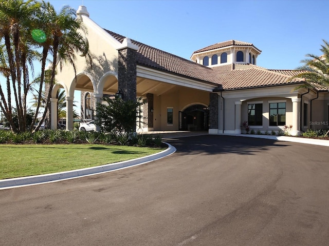 view of front of property featuring a front lawn