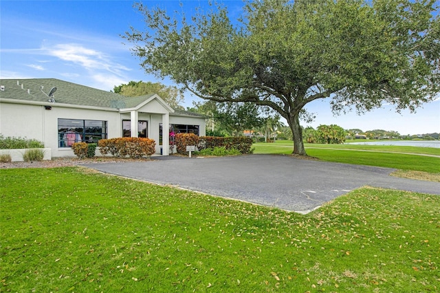 view of front of house with a front lawn