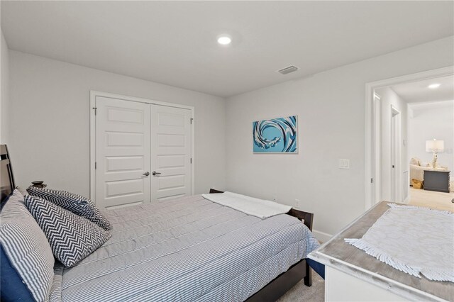 bedroom featuring recessed lighting, a closet, visible vents, and baseboards