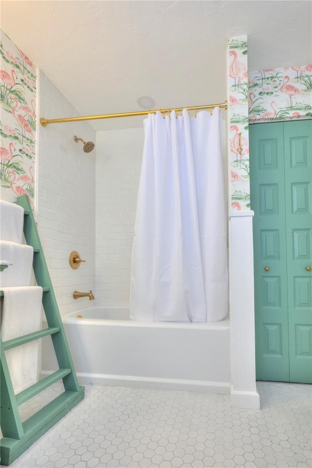 bathroom with shower / bath combo