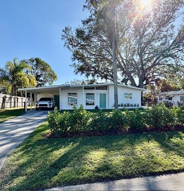 view of front of home featuring a front lawn and a carport