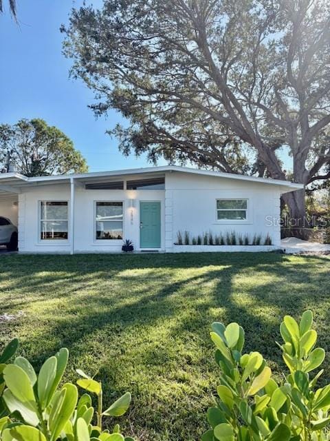 view of front of property with a front yard