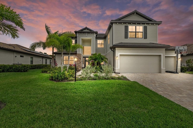 view of front facade featuring a yard and a garage