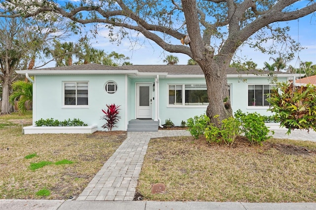 view of front of home featuring a front yard