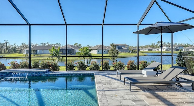 view of swimming pool with an in ground hot tub, a patio, a water view, and a lanai