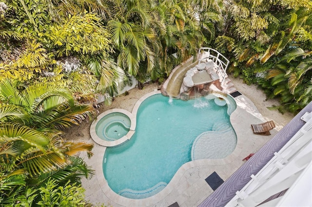 view of pool featuring an in ground hot tub