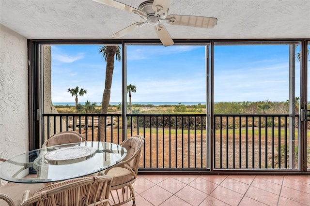 sunroom with ceiling fan