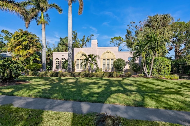 view of front facade featuring a front yard