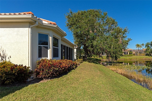 view of yard featuring a water view