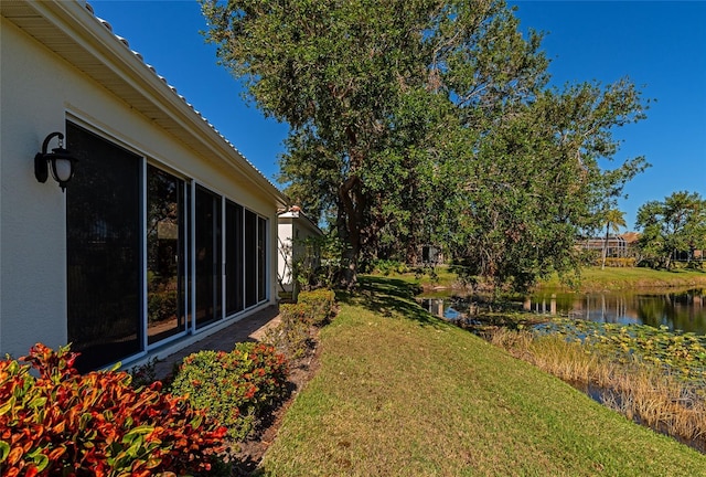 view of yard featuring a water view