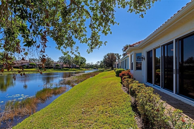 view of yard featuring a water view