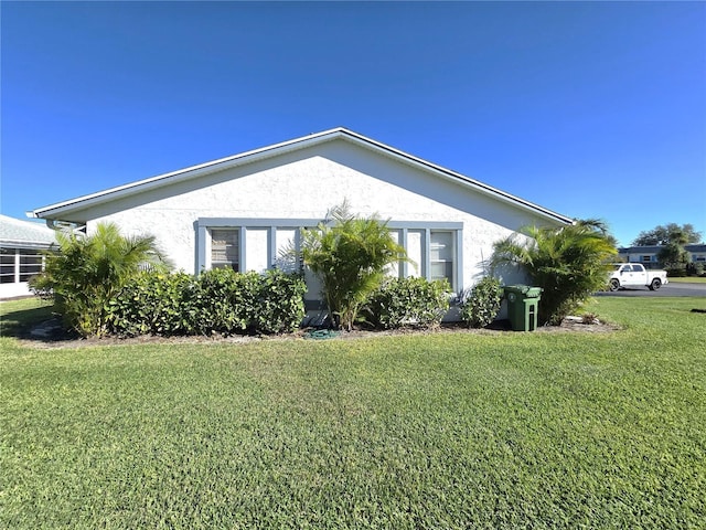 view of side of property featuring a lawn