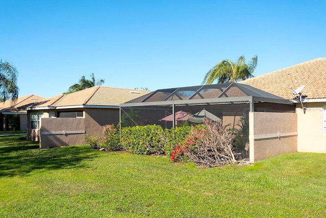 view of yard with a lanai