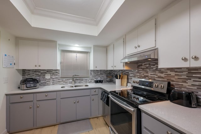 kitchen with sink, stainless steel appliances, crown molding, gray cabinets, and decorative backsplash